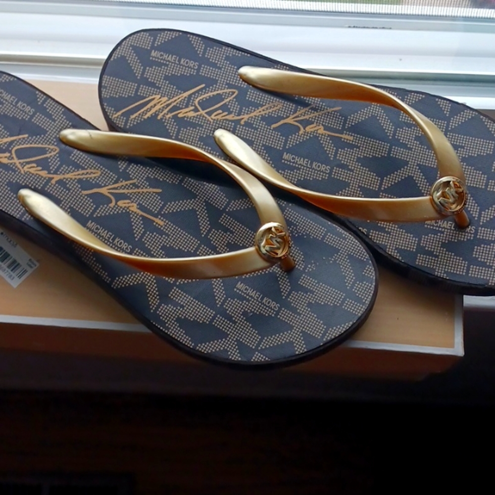 Michael Kors Flip Flop - Picture 2 of 5